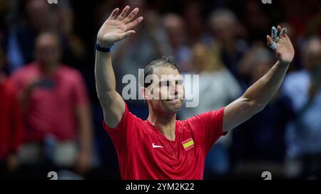 Malaga, Spanien. November 2024. Rafael Nadal von der spanischen Mannschaft dankt seinen Fans vor seinem Abschied während des Viertelfinals Davis Cup Final 8 Singles Match 1 in der Martin Carpena Arena. Botic Van de Zandschulp vom niederländischen Team gewann mit 6:4, 6-4 Credit: SOPA Images Limited/Alamy Live News Stockfoto