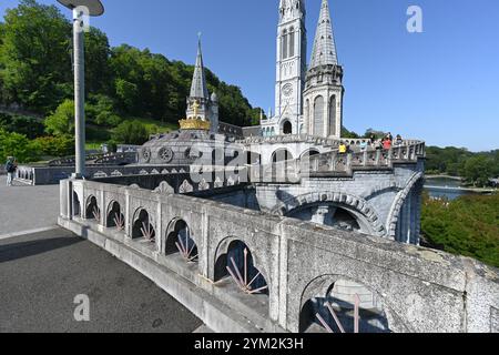 Eine monumentale Treppe oder Treppe führt zur Basilca der Unbefleckten Empfängnis (1862–1871), Heiligtum Notre-Dame von Lourdes France Stockfoto