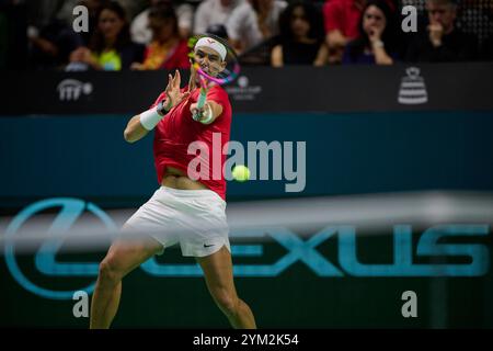 Malaga, Spanien. November 2024. Rafael Nadal aus Spanien im Kampf gegen Botic Van de Zandschulp aus den Niederlanden (nicht im Blick) während des Viertelfinals Davis Cup Finale 8 Einzel Spiel 1 in der Martin Carpena Arena. Quelle: SOPA Images Limited/Alamy Live News Stockfoto