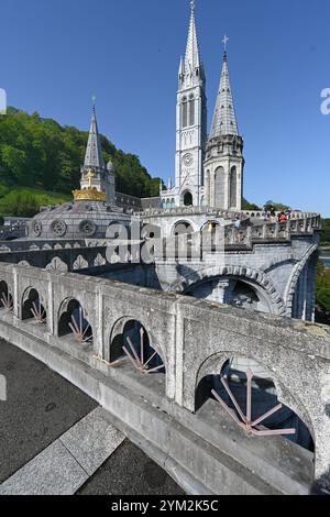 Eine monumentale Treppe oder Treppe führt zur Basilca der Unbefleckten Empfängnis (1862–1871), Heiligtum Notre-Dame von Lourdes France Stockfoto