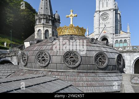 Goldene Krone und Kuppel der Basilika unserer Lieben Frau vom Rosenkranz (1883-1889) von Léopold Amédée Hardy; Lourdes, Hautes-Pyrénées Frankreich Stockfoto