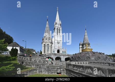 Eine monumentale Treppe oder Treppe führt zur Basilca der Unbefleckten Empfängnis (1862–1871), Heiligtum Notre-Dame von Lourdes France Stockfoto