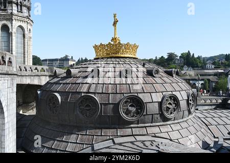 Goldene Krone und Kuppel der Basilika unserer Lieben Frau vom Rosenkranz (1883-1889) von Léopold Amédée Hardy; Lourdes, Hautes-Pyrénées Frankreich Stockfoto