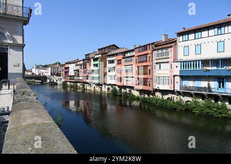 Alte oder historische Häuser am Wasser oder am Flussufer, ehemalige Tanners Häuser, entlang des Flusses Agout, Castres Tarn Frankreich Stockfoto