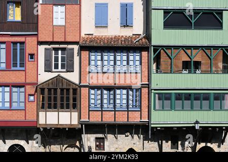 Geometrische Fenstermuster an Fassaden von alten Häusern, historischen Gebäuden oder ehemaligen Färberhäusern am Quai des Jacobins, Castres, Tarn France Stockfoto