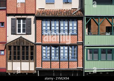 Geometrische Fenstermuster an Fassaden von alten Häusern, historischen Gebäuden oder ehemaligen Färberhäusern am Quai des Jacobins, Castres, Tarn France Stockfoto