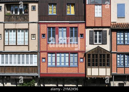 Geometrische Fenstermuster an Fassaden von alten Häusern, historischen Gebäuden oder ehemaligen Färberhäusern am Quai des Jacobins, Castres, Tarn France Stockfoto