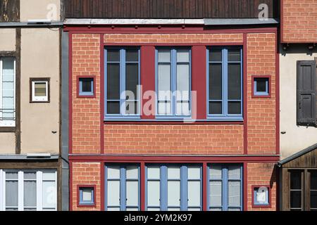 Geometrische Fenstermuster an Fassaden von alten Häusern, historischen Gebäuden oder ehemaligen Färberhäusern am Quai des Jacobins, Castres, Tarn France Stockfoto