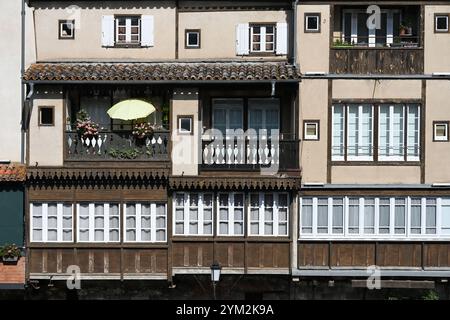 Fenstermuster, Holzrahmen und Balkone von alten Häusern am Flussufer, ehemaligen Tanners Häusern am Agout River Castres Tarn France Stockfoto