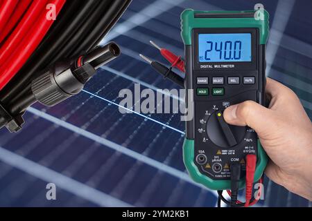 Digitalmultimeter zur Messung der Spannung am Sonnenkollektor Stockfoto