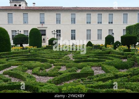 Goya Museum, im ehemaligen Bischofspalast, und formeller französischer Garten, von André Le Nôtre, Jardin de l'Evêché, Castres Tarn France Stockfoto