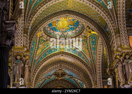 LYON, FRANKREICH - 24. MAI 2015: Dies ist ein Fragment der Bogendecke in der Basilika Notre-Dame de Fourviere. Stockfoto