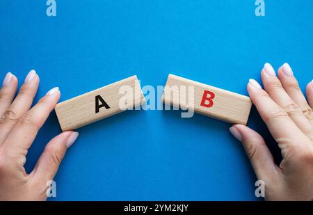 Symbol Plan A und Plan B. Konzeptwort Plan A und Plan B auf Holzblöcken. Geschäftsmann Hand. Wunderschöner blauer Hintergrund. Plan A und Plan B Konzept. Cop Stockfoto