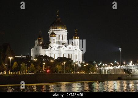 Moskau, Russland - 20. August 2024: Die Kathedrale Christi des Erlösers, eine orthodoxe Kirche aus sowjetischer Zeit, die bei Nacht gefangen genommen wurde und ihre goldenen Kuppeln und die St. Stockfoto