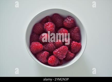 Himbeeren in einer Schüssel von oben. Stockfoto