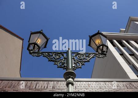 Historische alte Düsseldorfer Gaslaterne im historischen Stadtzentrum, Düsseldorf, Nordrhein-Westfalen, Deutschland, Europa Stockfoto