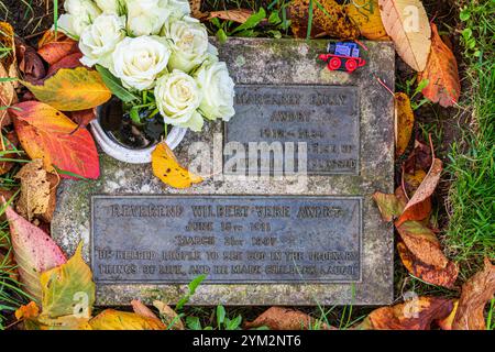 Gedenkstätte für Rev Wilbert Awdry und seine Frau Margaret auf dem Friedhof der Kirche St. Mary Magdalene, Rodborough, Stroud, Gloucestershire, Großbritannien Stockfoto