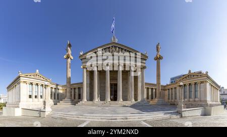 Ein Bild der Akademie von Athen, mit der Apollo-Säule auf der rechten und der Athena-Säule auf der linken Seite Stockfoto