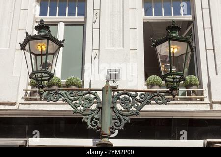 Historische alte Düsseldorfer Gaslaterne im historischen Stadtzentrum, Düsseldorf, Nordrhein-Westfalen, Deutschland, Europa Stockfoto