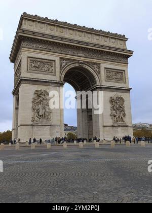 Arc de Triomphe in Paris mit Menschen, die sich um die Basis versammelten. Paris, Frankreich, Europa Stockfoto