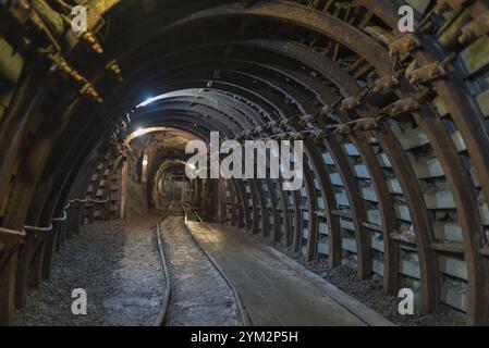 Unterirdischer Korridor in einer alten Goldmine und Arsen Stockfoto