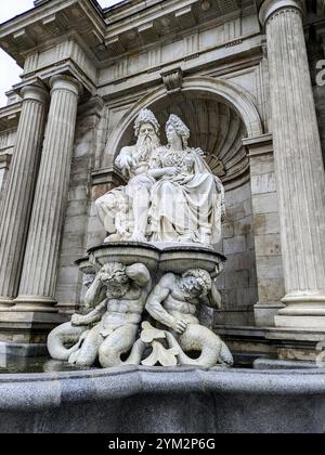 Eine mythologische Marmorbrunnenstatue, die Neptun darstellt, umgeben von Tritonen. Wien, Österreich, Europa Stockfoto