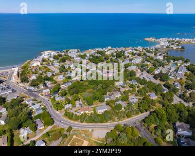 Atlantikviertel aus der Vogelperspektive entlang der Küste in der Nähe von Nantasket Beach einschließlich Rathaus im Zentrum von Hull, Massachusetts MA, USA. Stockfoto