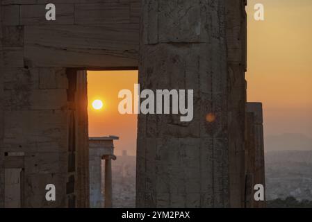 Ein Bild des Sonnenuntergangs, gesehen durch die Ruinen von Propyläen, dem Tor zur Akropolis von Athen Stockfoto