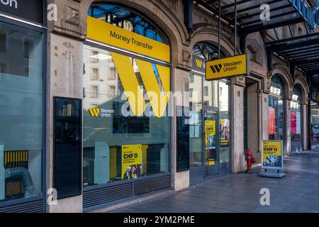 Außenansicht einer lokalen Niederlassung, die zum Western Union (WU)-Netzwerk gehört, einem amerikanischen Unternehmen, das sich auf internationale Geldtransfers spezialisiert hat Stockfoto