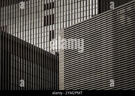 Abstrakter architektonischer Hintergrund. Geometrische Gestaltung und sich überschneidende Segmente moderner Gebäude. Stummgeschaltete Sepia-Töne. Stockfoto