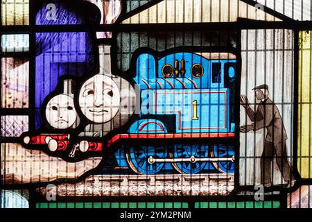 Detail aus dem Buntglasfenster Thomas the Tank Engine (von Alfred Fisher) zum Gedenken an die Frau von Rev Awdry in der Kirche Rodborough Stockfoto