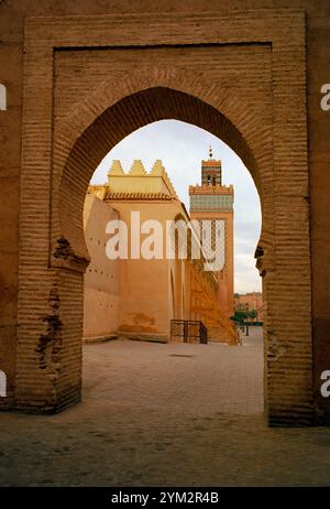 Durch einen Bogengang das Minarett der Moulay Al Yazid Kasbah Moschee in der Kasbah Altstadt von Marrakesch in Marokko im Maghreb in Nordafrika. Stockfoto
