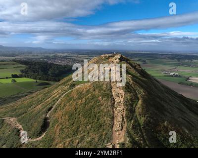 Roseberry Topping, Drohnenaufnahme mit Tees Valley im Hintergrund Stockfoto