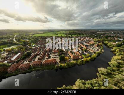 Herbstlicher Yarm mit hellem Sonnenuntergang im Hintergrund, Luftpanorama Stockfoto