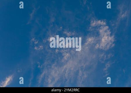 Ein wunderschöner und ruhiger Blue Sky, dekoriert mit zarten und Wispy Wolken über uns heute Stockfoto