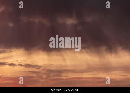 Ein exquisiter und dramatischer Abendhimmel, der Wolken einfängt, und eine wunderschöne Sonnenuntergangsszene Stockfoto