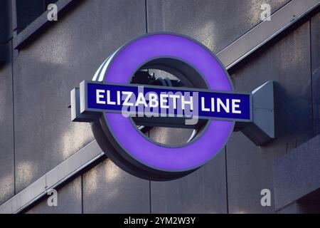 London, Großbritannien. November 2024. Die allgemeine Ansicht eines Schilds der Elizabeth Line an einem Bahnhof als Transport for London (TfL) gibt bekannt, dass GTS Rail Operations Ltd, ein Joint Venture der Go Ahead Group, Tokyo Metro und Sumitomo Corporation, den Auftrag für den Betrieb der Zugstrecke erhalten wird. Der neue Betreiber wird die MTR Corporation im Mai 2025 übernehmen. (Foto: Vuk Valcic/SOPA Images/SIPA USA) Credit: SIPA USA/Alamy Live News Stockfoto