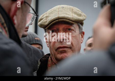 London, Großbritannien. November 2024. Nigel Farage, Vorsitzender der Reformpartei, bei der Veranstaltung. Eine große Gruppe landwirtschaftlicher Kinder auf Spielzeugtraktoren führt den Weg zu einer Prozession um den Parlamentsplatz. Bauern, ihre Familien und Unterstützer protestieren im Zentrum Londons gegen Pläne zur Einführung der Erbschaftssteuer für Landwirte. Quelle: Imageplotter/Alamy Live News Stockfoto