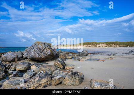 Große Felsbrocken am südlichen Ende des Torastan Beach (Traigh Gharbh) an der Westküste der Isle of Coll, Innere Hebriden, Schottland, Großbritannien Stockfoto