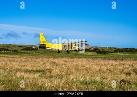 Hebridean Air Services Britten-Norman BN-2B Islander G-HEBS landet am Flughafen Coll, Isle of Coll, Innere Hebriden, Schottland, Vereinigtes Königreich Stockfoto