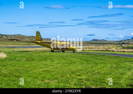 Hebridean Air Services Britten-Norman BN-2B Islander G-HEBS Rollfahrt am Flughafen Coll, Insel Coll, Innere Hebriden, Schottland, Vereinigtes Königreich Stockfoto