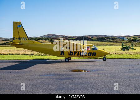 Hebridean Air Services Britten-Norman BN-2B Islander G-HEBS Rollfahrt am Flughafen Coll, Insel Coll, Innere Hebriden, Schottland, Vereinigtes Königreich Stockfoto