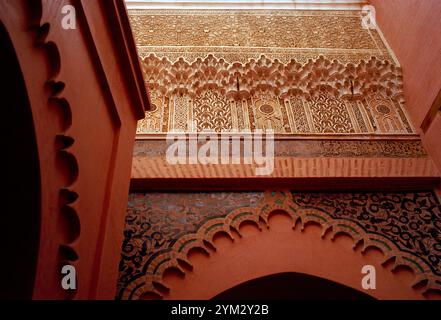 Die schöne und ruhige Ben Youssef Madrassa oder islamische Religionsschule im Souk von Marrakesch in Marokko im Maghreb in Nordafrika Stockfoto