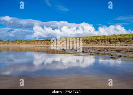 Reflexion des Himmels auf nassem Sand am Strand von Crossapol auf der Isle of Coll, Innere Hebriden, Schottland, Großbritannien Stockfoto