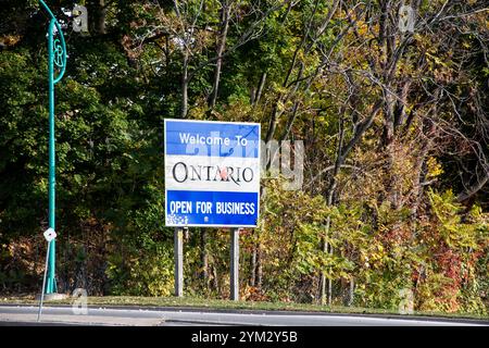 Willkommen beim Schild für die Provinz Ontario an der Grenze zwischen Ontario und USA und New York auf 420 in Niagara Falls, Ontario, Kanada Stockfoto