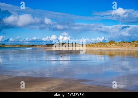 Reflexion des Himmels auf nassem Sand am Strand von Crossapol auf der Isle of Coll, Innere Hebriden, Schottland, Großbritannien Stockfoto