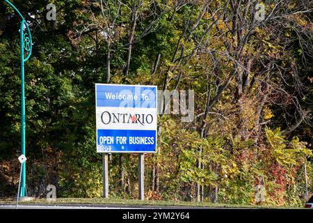 Willkommen beim Schild für die Provinz Ontario an der Grenze zwischen Ontario und USA und New York auf 420 in Niagara Falls, Ontario, Kanada Stockfoto