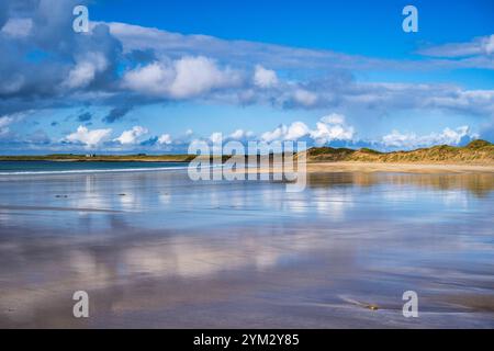 Reflexion des Himmels auf nassem Sand am Strand von Crossapol auf der Isle of Coll, Innere Hebriden, Schottland, Großbritannien Stockfoto