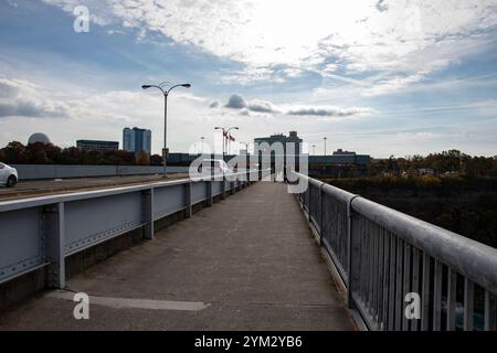 Blick auf den US-Zoll in New York USA auf der Rainbow Bridge von Niagara Falls, Ontario, Kanada Stockfoto