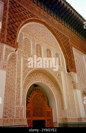 Die schöne und ruhige Ben Youssef Madrassa oder islamische Religionsschule im Souk von Marrakesch in Marokko im Maghreb in Nordafrika Stockfoto